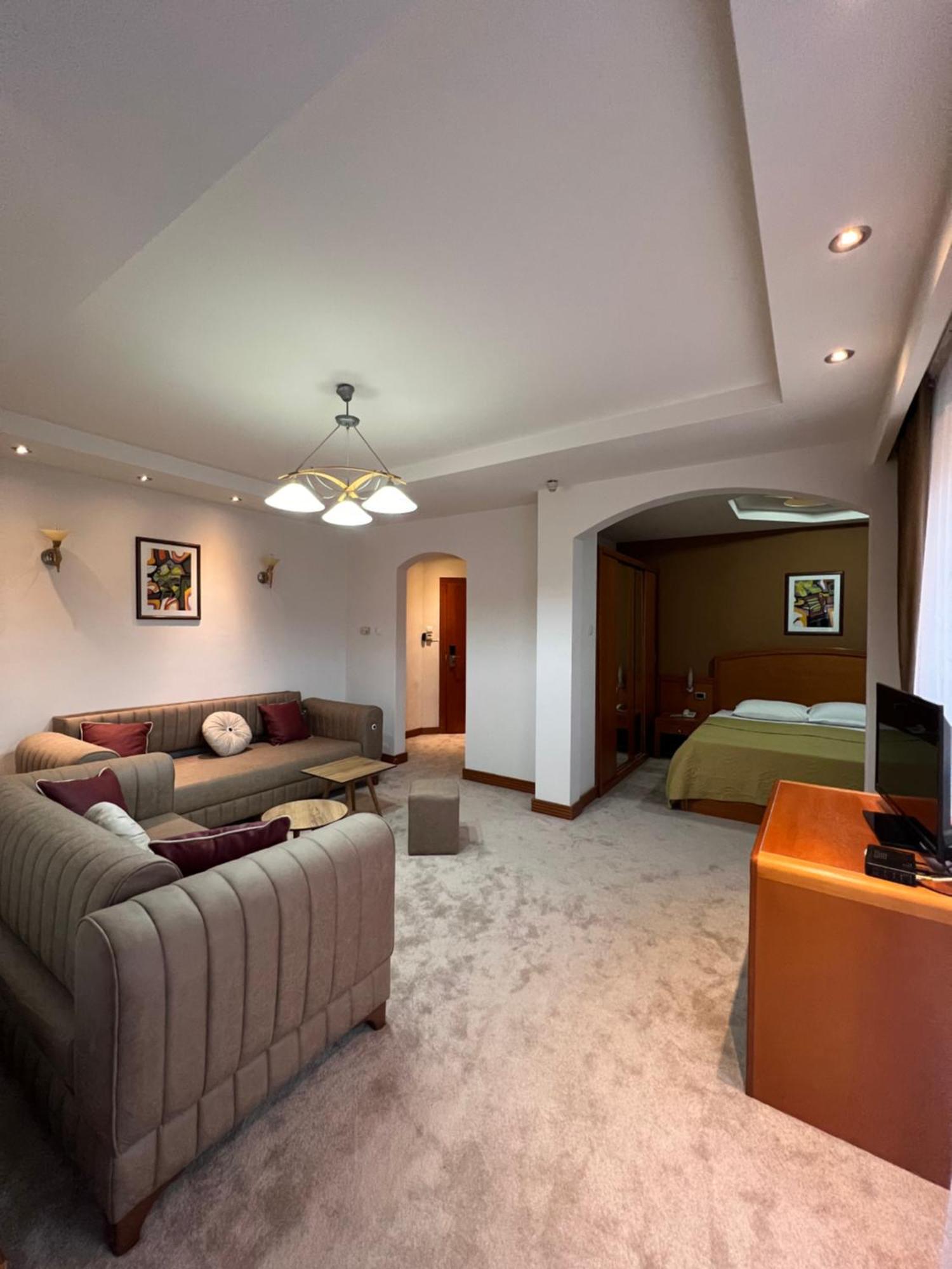Hotel Princi I Arberit พริสตีนา ภายนอก รูปภาพ